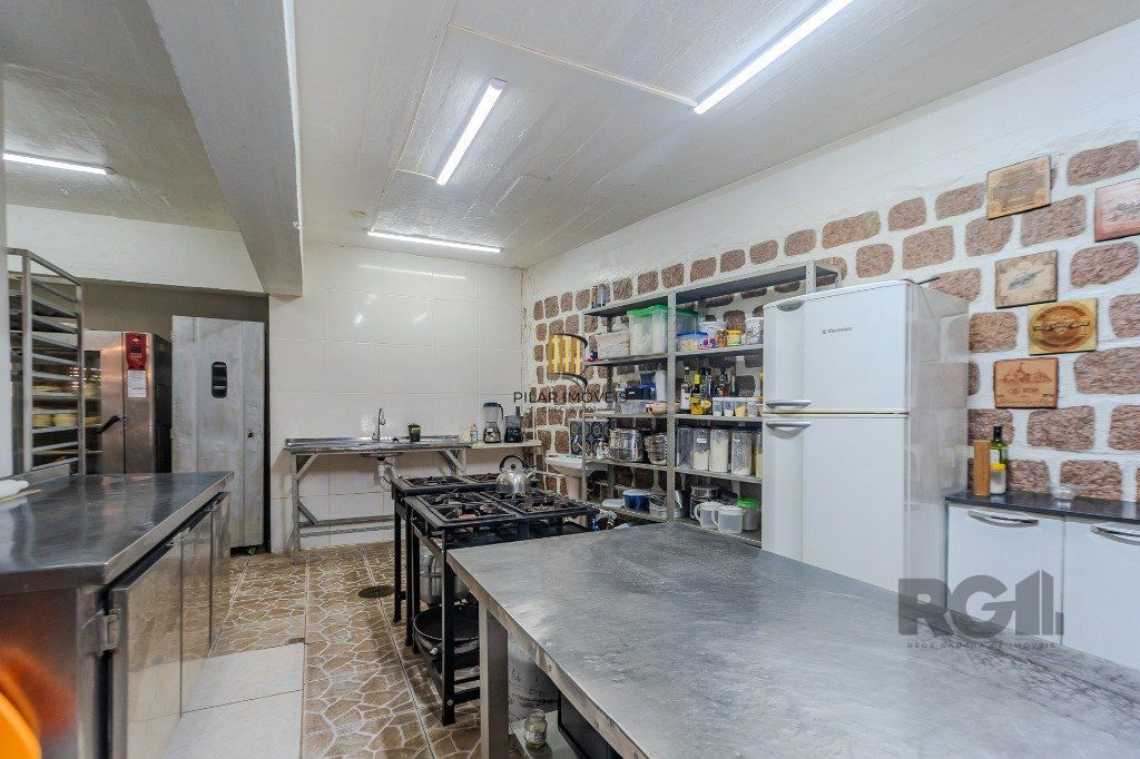 Prédio de 328m² - 4 dormitórios, 2 vagas no bairro Chácara das Pedras