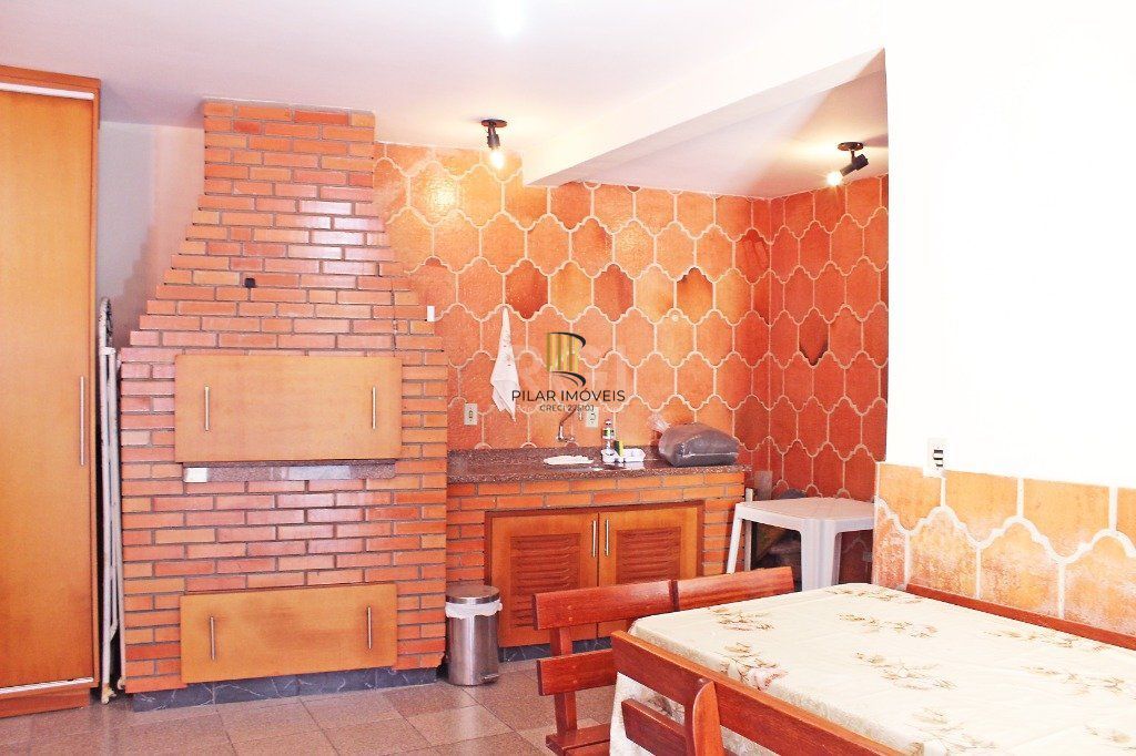 Casa para Venda - 300m², 4 dormitórios, sendo 1 suites, 4 vagas - Coronel Aparício Borges