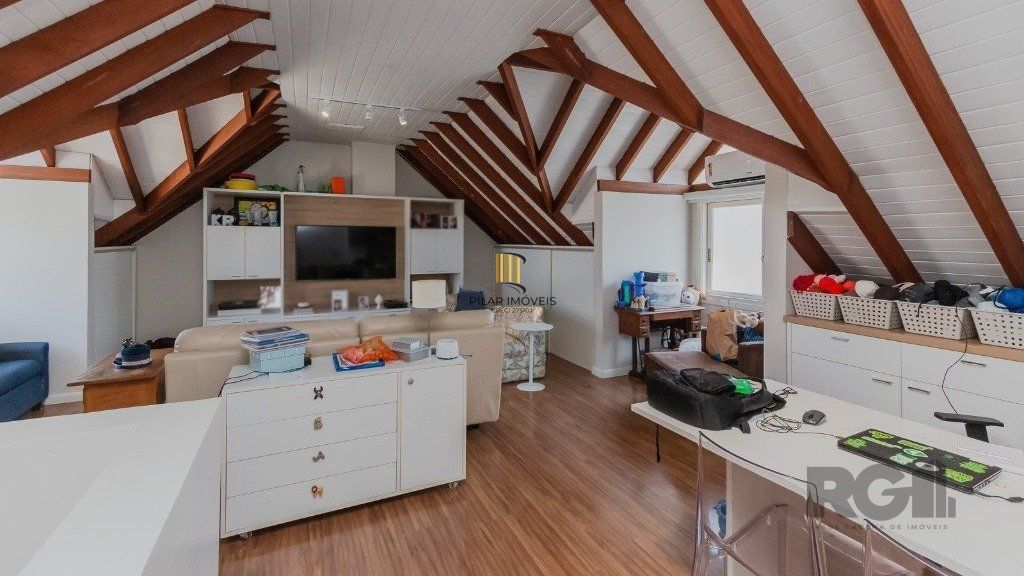 Excelente casa em condomínio de 249m² com 03 dormitórios e 4 vagas.