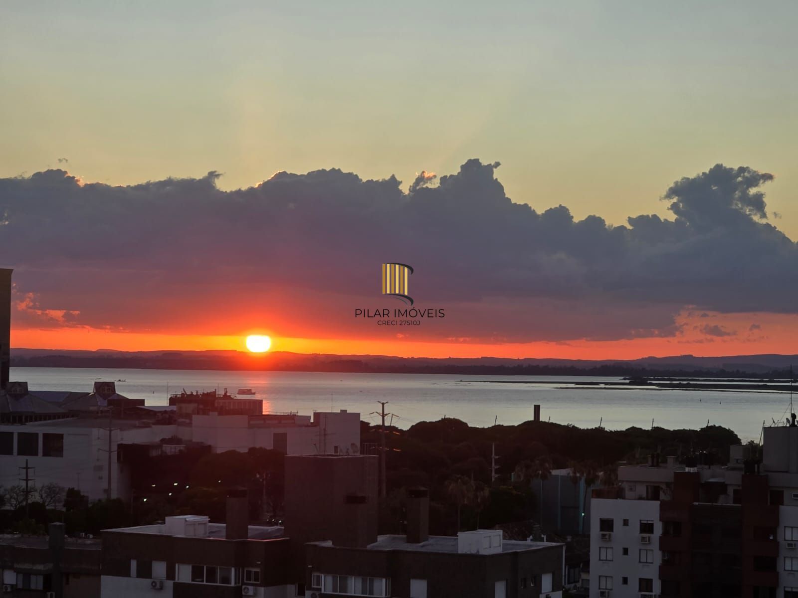 Apartamento de 02 dormitorios, suite, vaga garagem com vista livre no bairro Menino Deus-Porto Alegre.