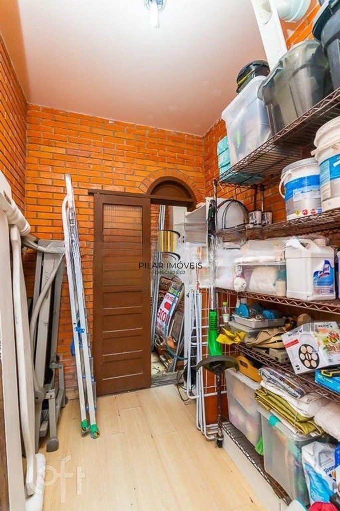 Casa de 245m² com 5 dormitórios no bairro Sarandi