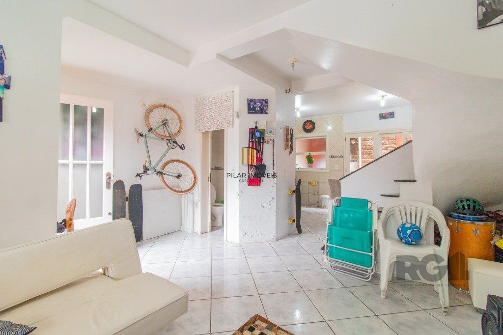 Casa em condoínio com 3 dormitorios, 2 suítes e  duas vagas de garaem no  bairroTeresópolis