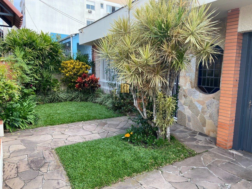 Casa de 289m² - 3 dormitórios, 1 suíte, 4 salas, churrasqueira, pátio e 4 vagas de garagem no bairro Partenon