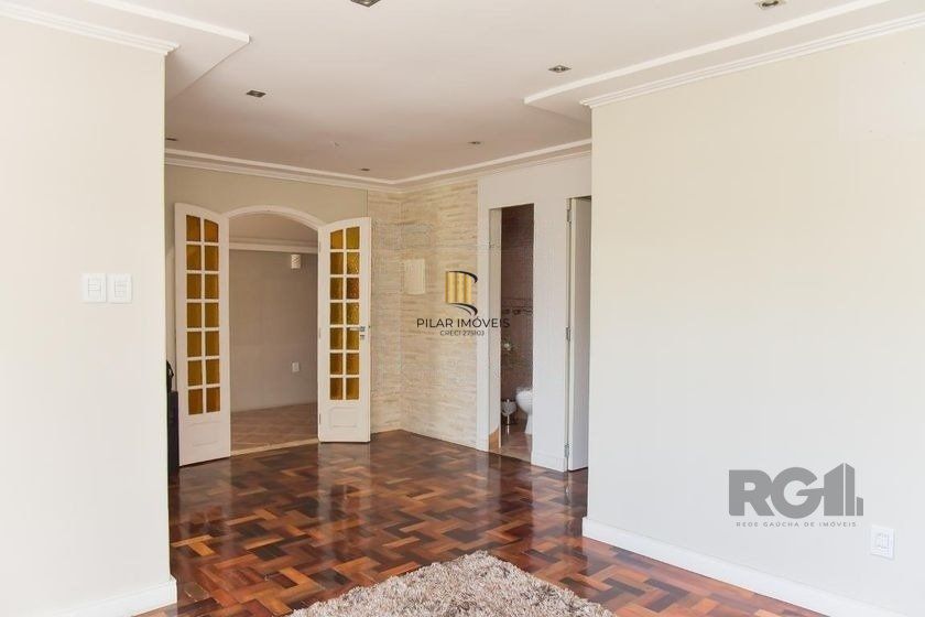 Casa de 197m² - 5 dormitórios, 3 vagas no bairro Rubem Berta