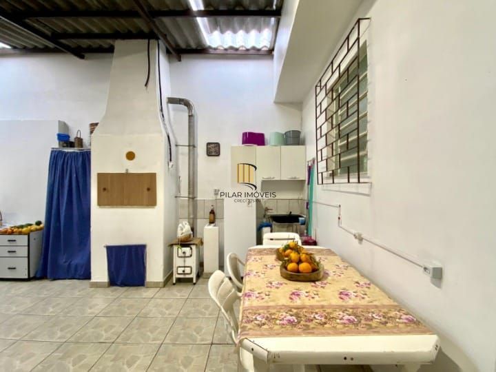 Casa com 03 dormitorios e 4 vagas de garagem proximo a Sport club Sáo jóse - Porto Alegre/RS.