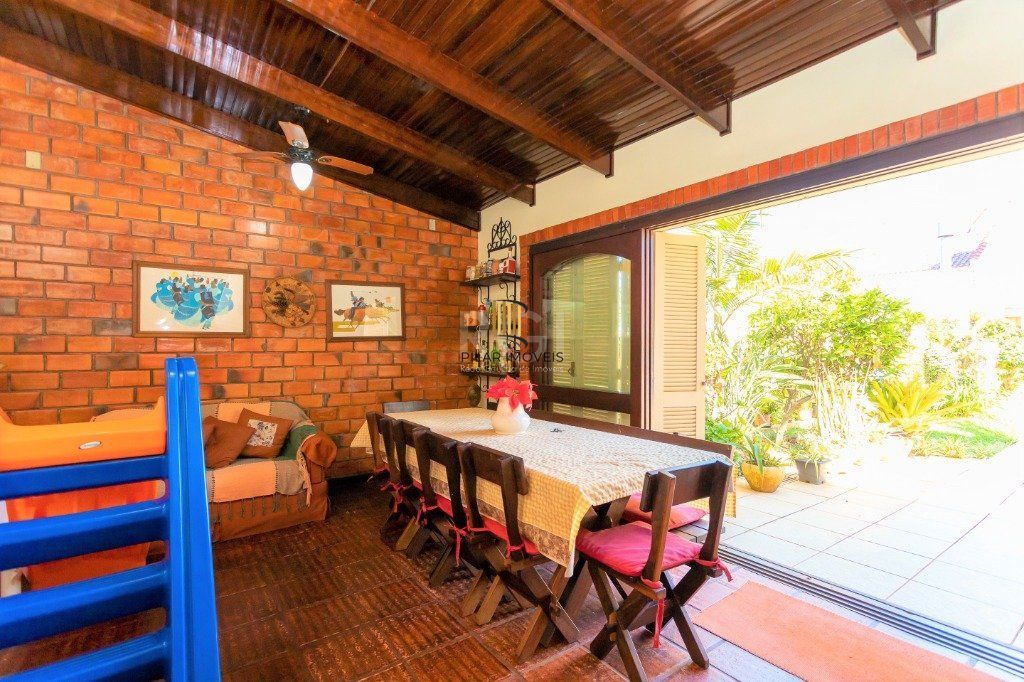Casa para Venda - 228m², 4 dormitórios, sendo 1 suites, 5 vagas - Teresópolis