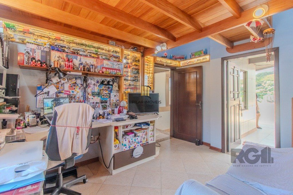 Linda casa de 04 dormitórios com vista livre no Bairro Teresópolis