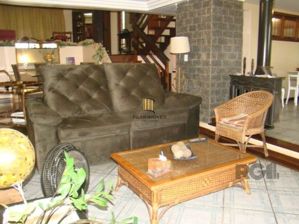 Casa de 370m² - 4 dormitórios, 2 suítes e 4 vagas de garagem no bairro Espírito Santo