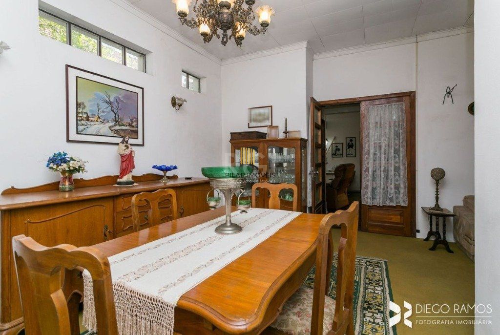 Casa para Venda - 198m², 3 dormitórios, sendo 1 suites, 4 vagas - Petrópolis