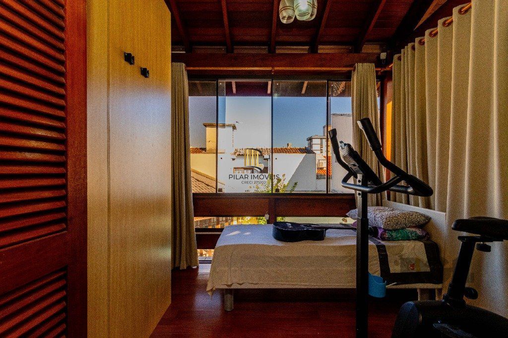 Casa de 4 dormitórios 304m² no bairro Jardim Lindóia