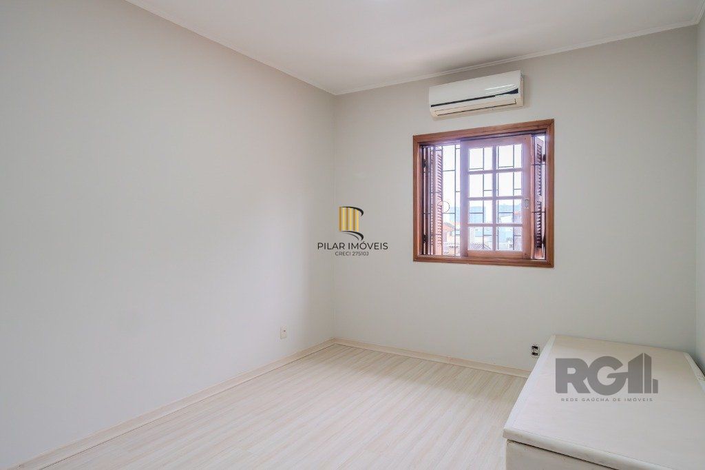 Casa de 214m² com 4 dormitórios, 1 suíte, piscina e 2 vagas no bairro Teresópolis