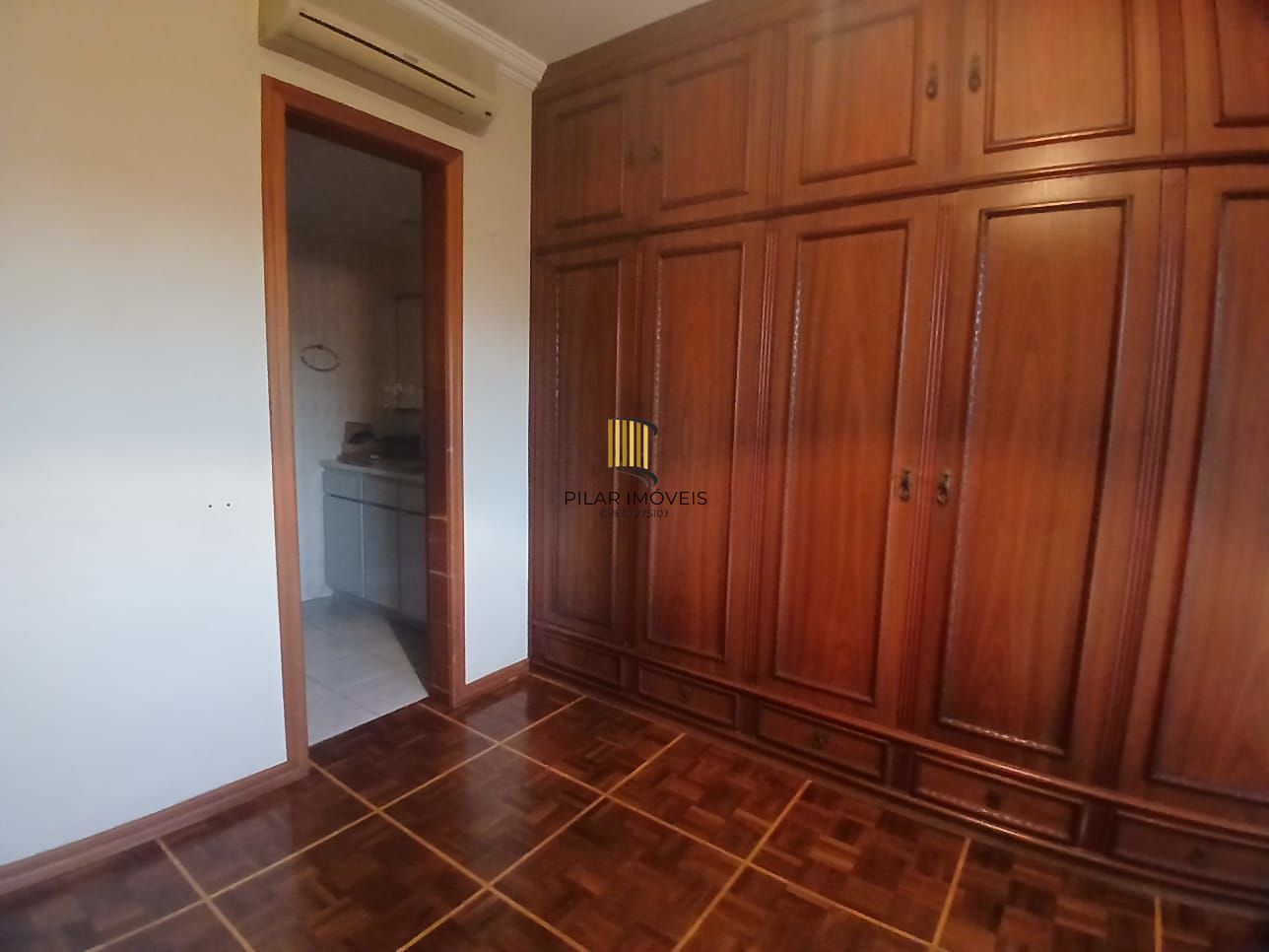 Apartamento de 03 dormitorios e vaga coberta no Menino Deus