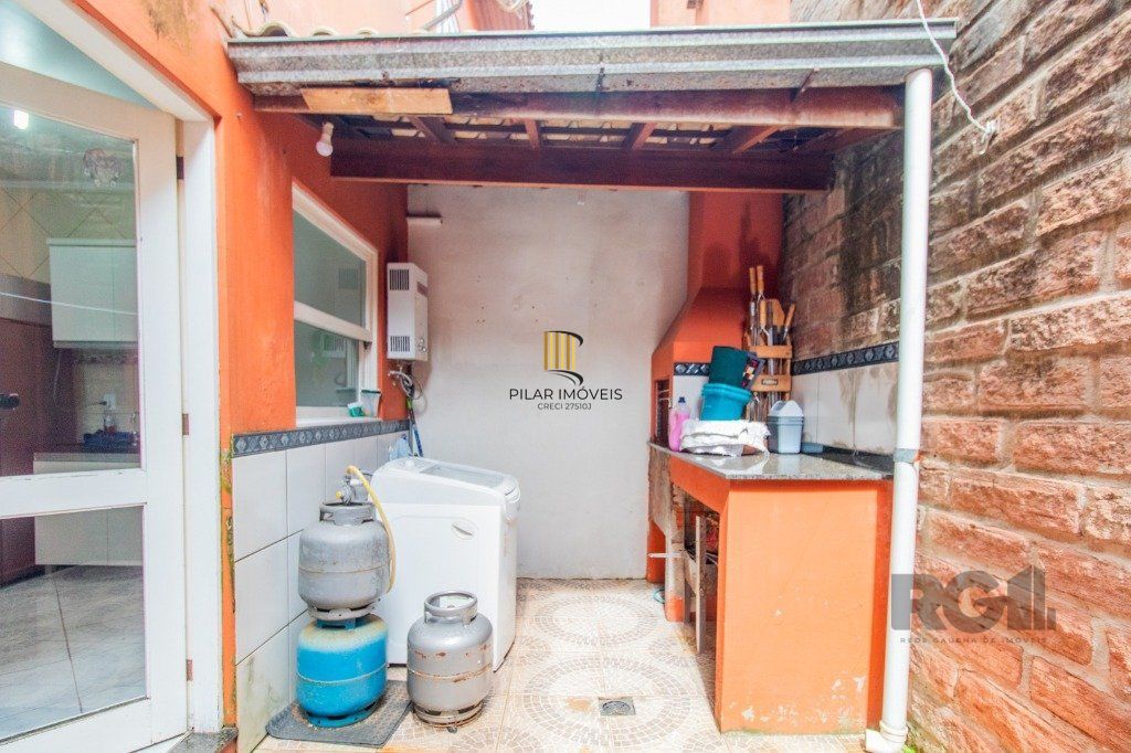 Casa em condoínio com 3 dormitorios, 2 suítes e  duas vagas de garaem no  bairroTeresópolis
