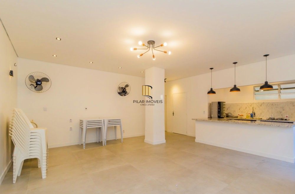 Apartamento de 2 dormitórios com vaga de garagem coberta e escriturada no Bairro Glória – Porto Alegre.