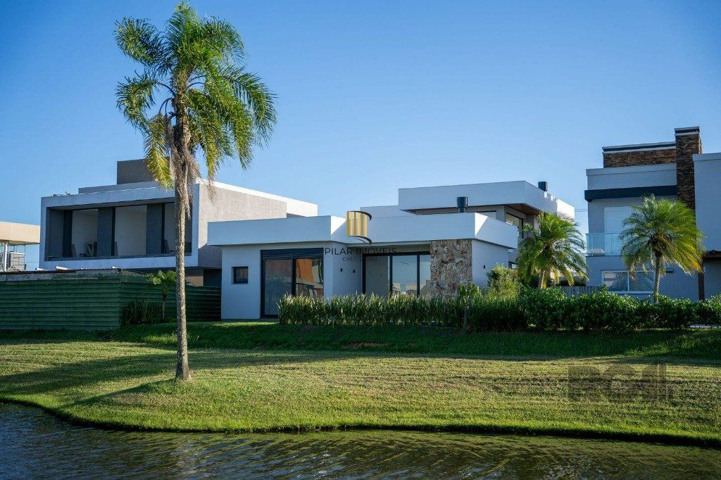 Casa de Condomínio 3 dormitórios no bairro Beira Mar
