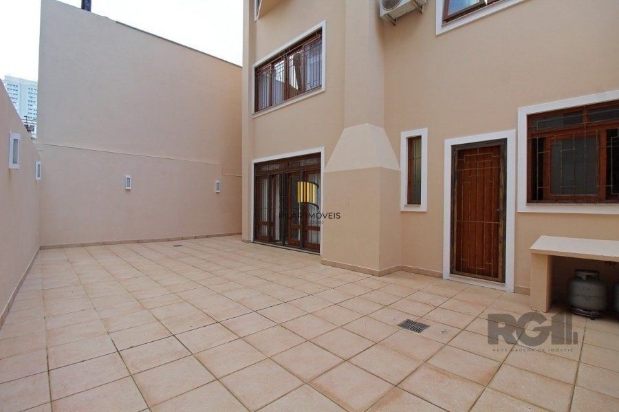 Excelente casa de 465m² com 3 dormitórios e 5 vagas de garagem.