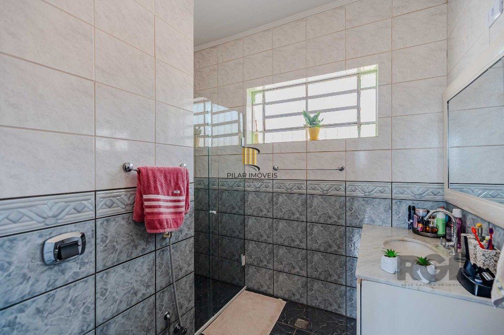 Casa com 234m², 3 dormitórios, 3 vagas no bairro Partenon