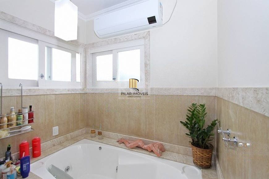 EXCELENTE CASA COM 4 DORMITÓRIOS, 6 VAGAS DE GARAGEM E VISTA PANORÂMICA.