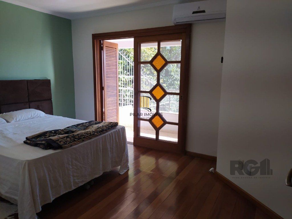Casa 234m² - 3 dormitórios, 1 suíte e vaga para 6 carros no Jardim São Pedro