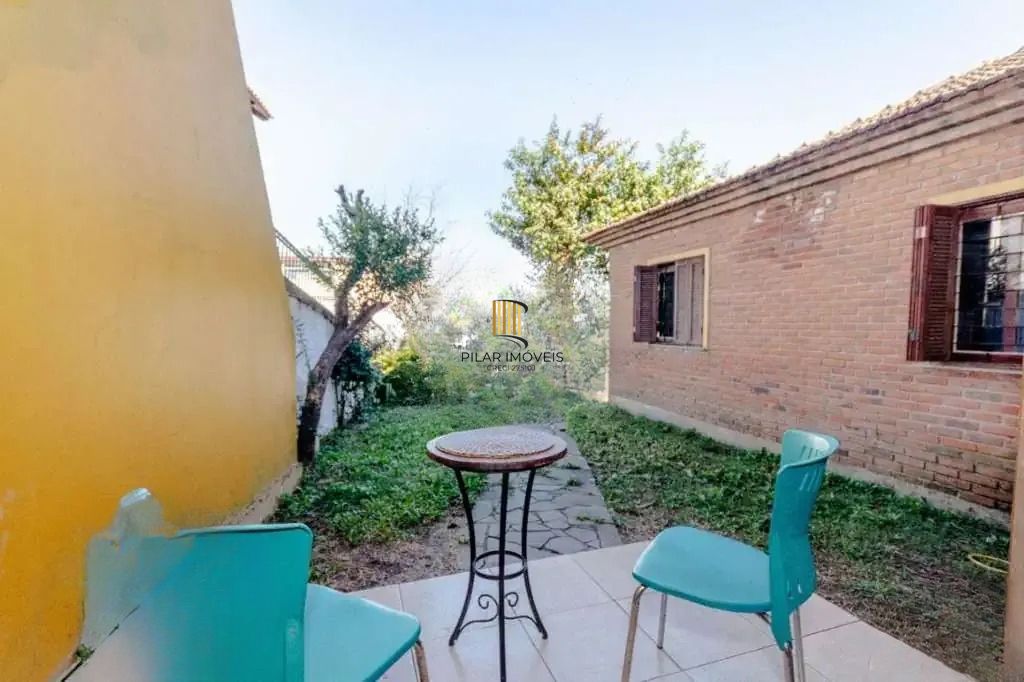 Casa à venda com 3 dormitórios, 1 suíte e espaço gourmet em terreno alto