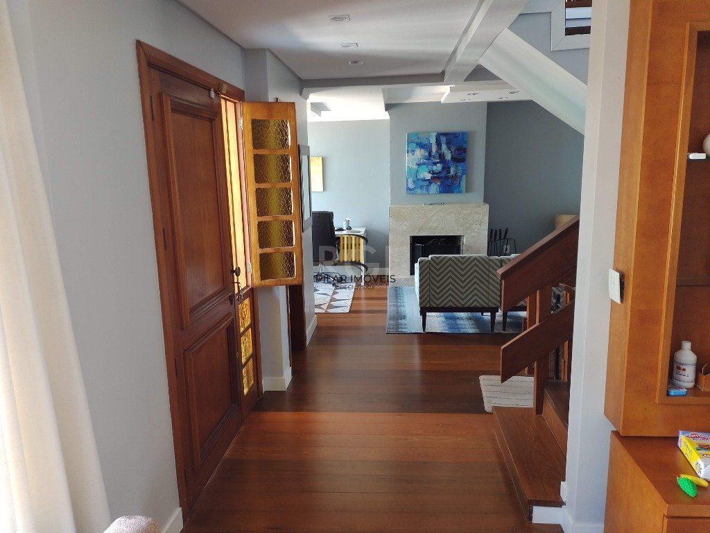 Excelente casa com 03 suíte, espaço gourmet com churrasqueira, living com lareira, pátio com piscina e garagem para 02 carros no bairro Espírito Santo