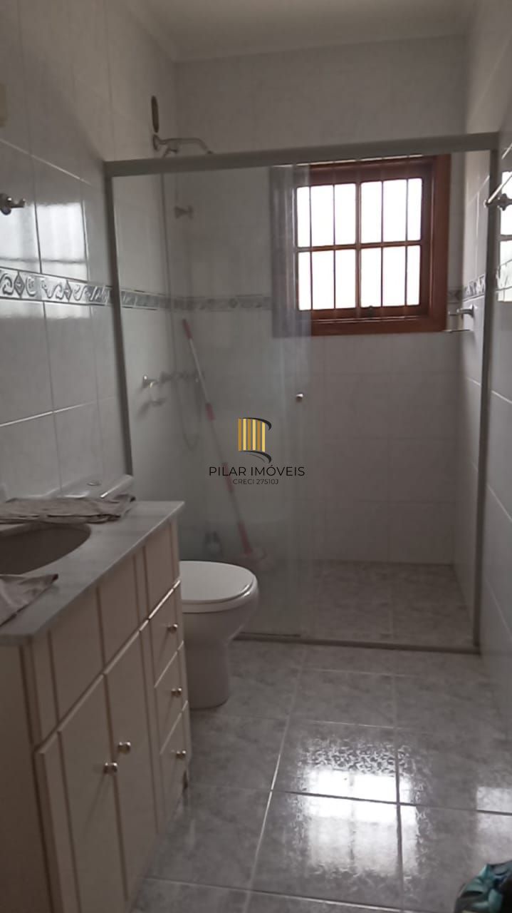 Casa 03 dormitórios, com páteo