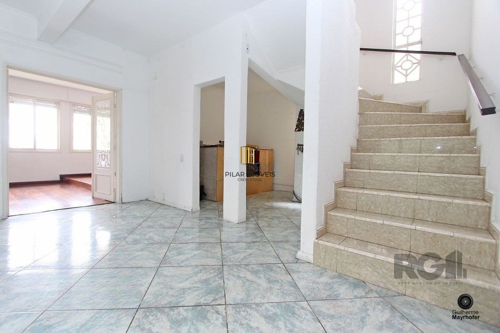 Casa com 5 suítes, 7 banheiros, 4 vagas no bairro Partenon
