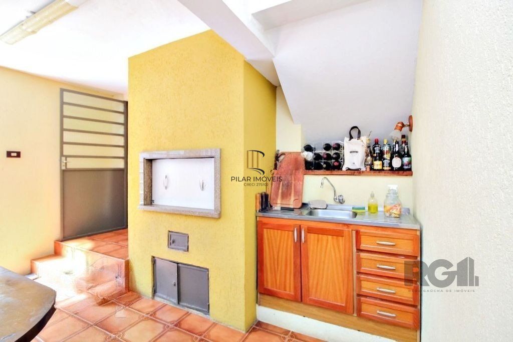 Casa 4 dormitórios, 2 vagas, em rua tranquila próxima a rua Oscar Pereira