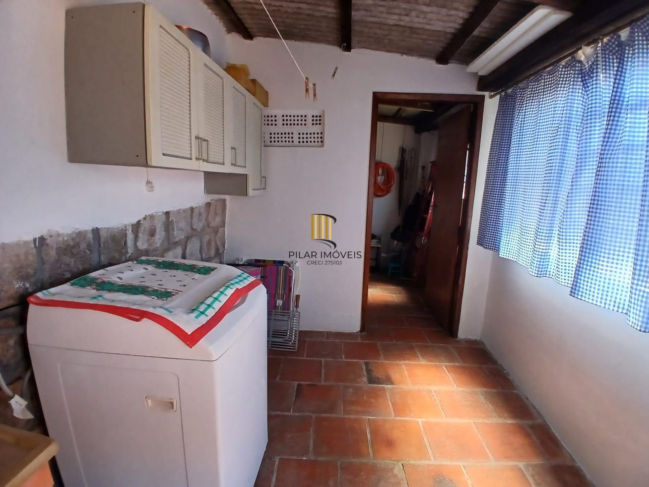 Casa com 03 dormitorios e amplo jardim no bairro Santa Tereza /RS