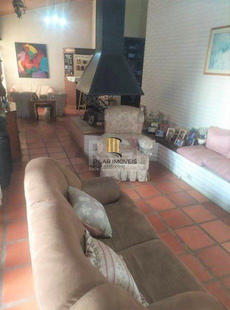 Casa com 03 dormitórios, churrasqueira, pátio com piscina e 5 vagas de garagem no bairro Menino Deus