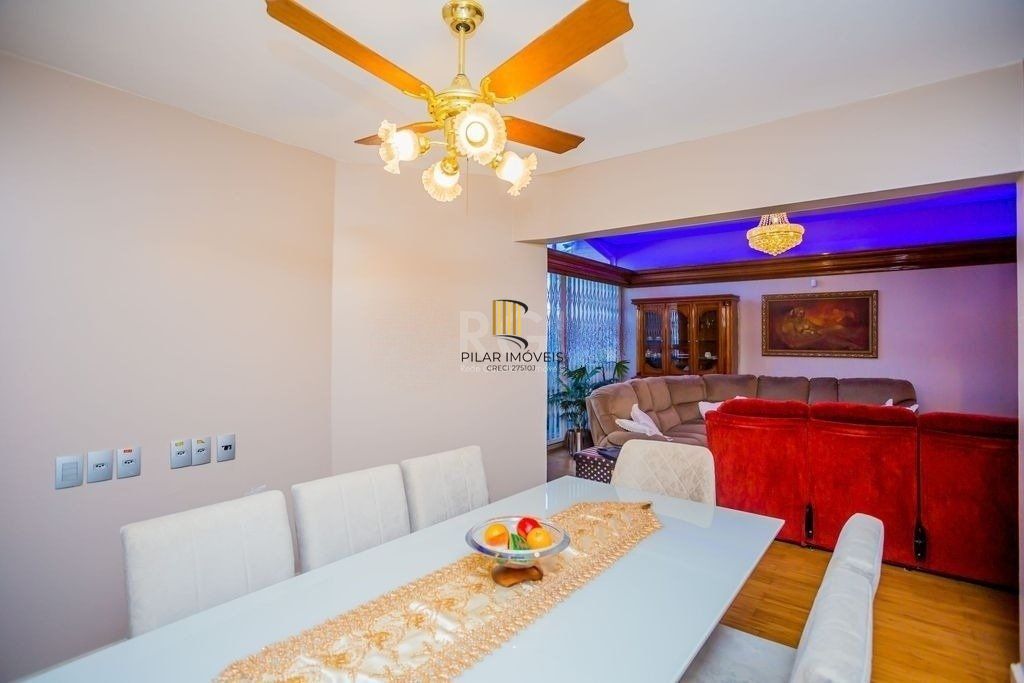 Belíssima casa de 375m² e 04 dormitórios sendo 01 suíte.