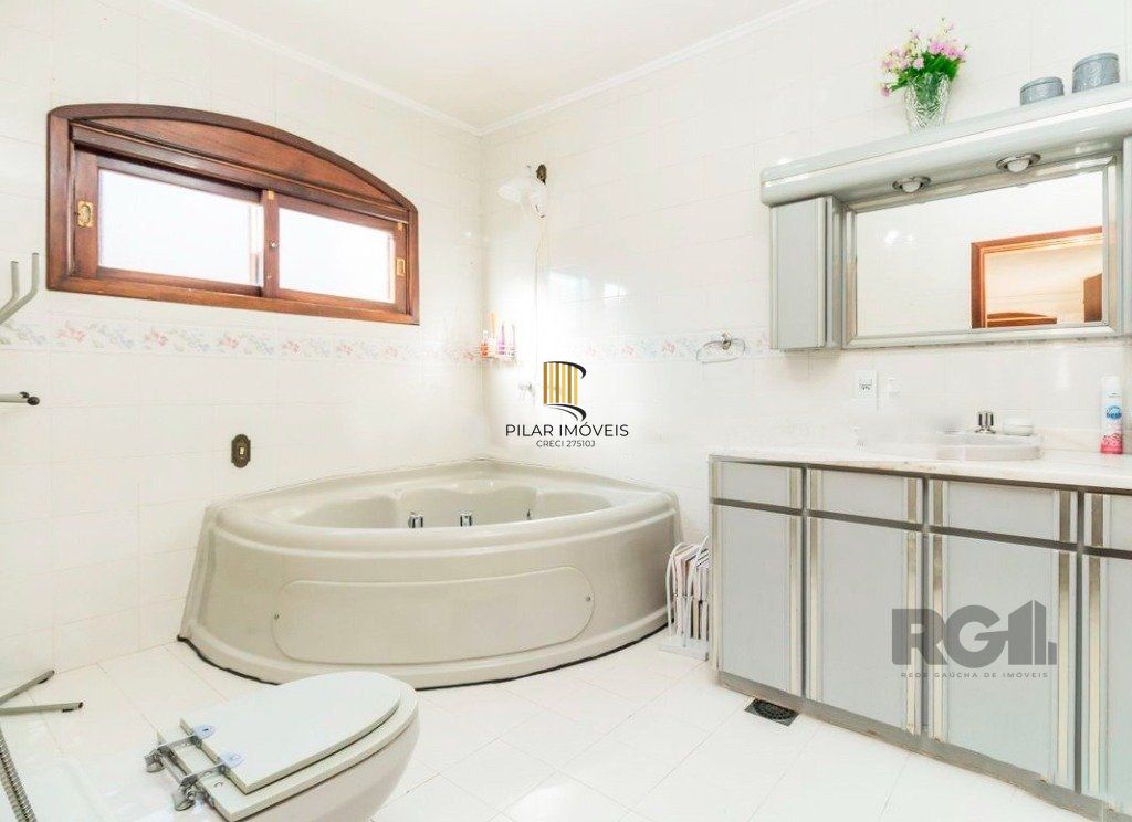 Casa de 266m² - 5 dormitórios, 5 vagas no bairro São João