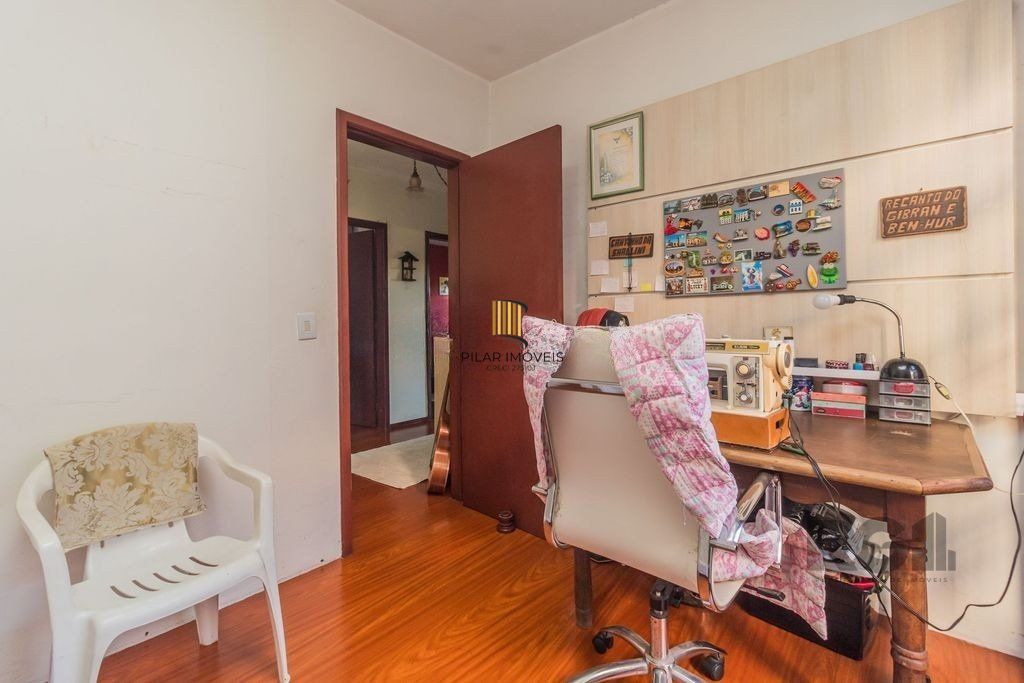 Sobrado de 215m² - 4 dormitórios, 5 vagas no bairro Passo das Pedras