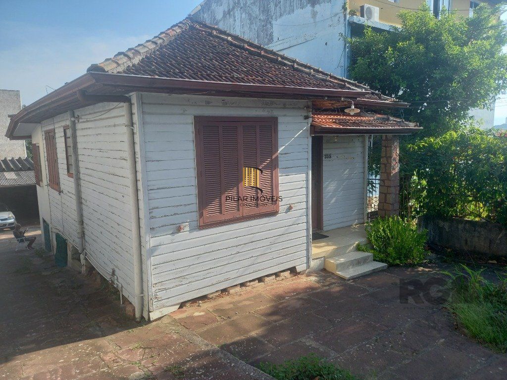 Casa 3 dormitórios no bairro Medianeira