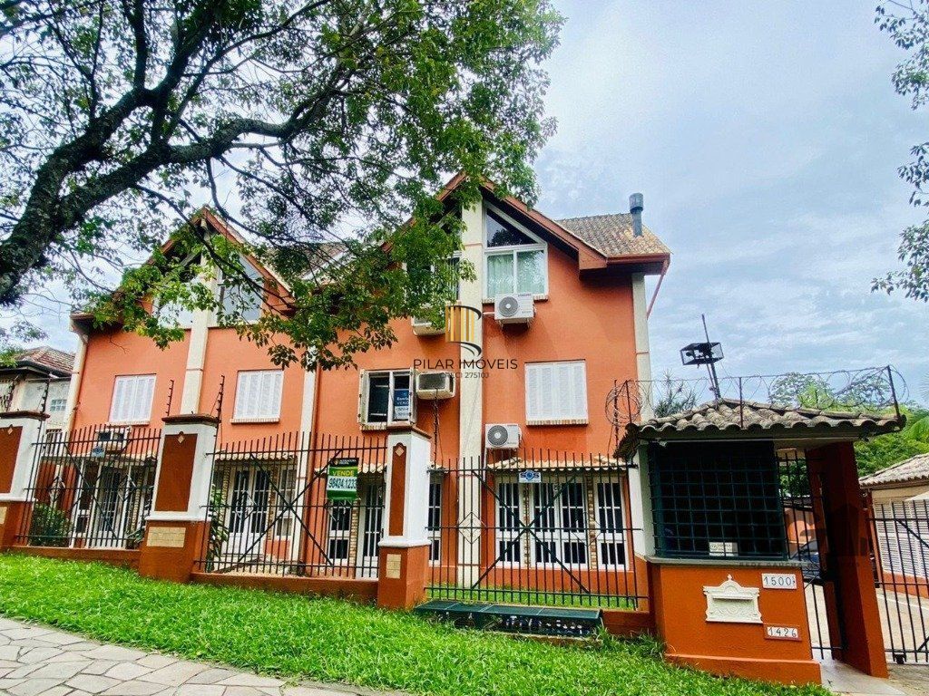 Casa em condoínio com 3 dormitorios, 2 suítes e  duas vagas de garaem no  bairroTeresópolis