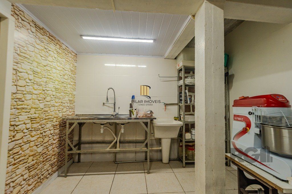 Prédio de 328m² - 4 dormitórios, 2 vagas no bairro Chácara das Pedras
