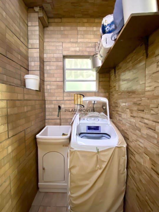 Casa com 03 dormitorios e 4 vagas de garagem proximo a Sport club Sáo jóse - Porto Alegre/RS.