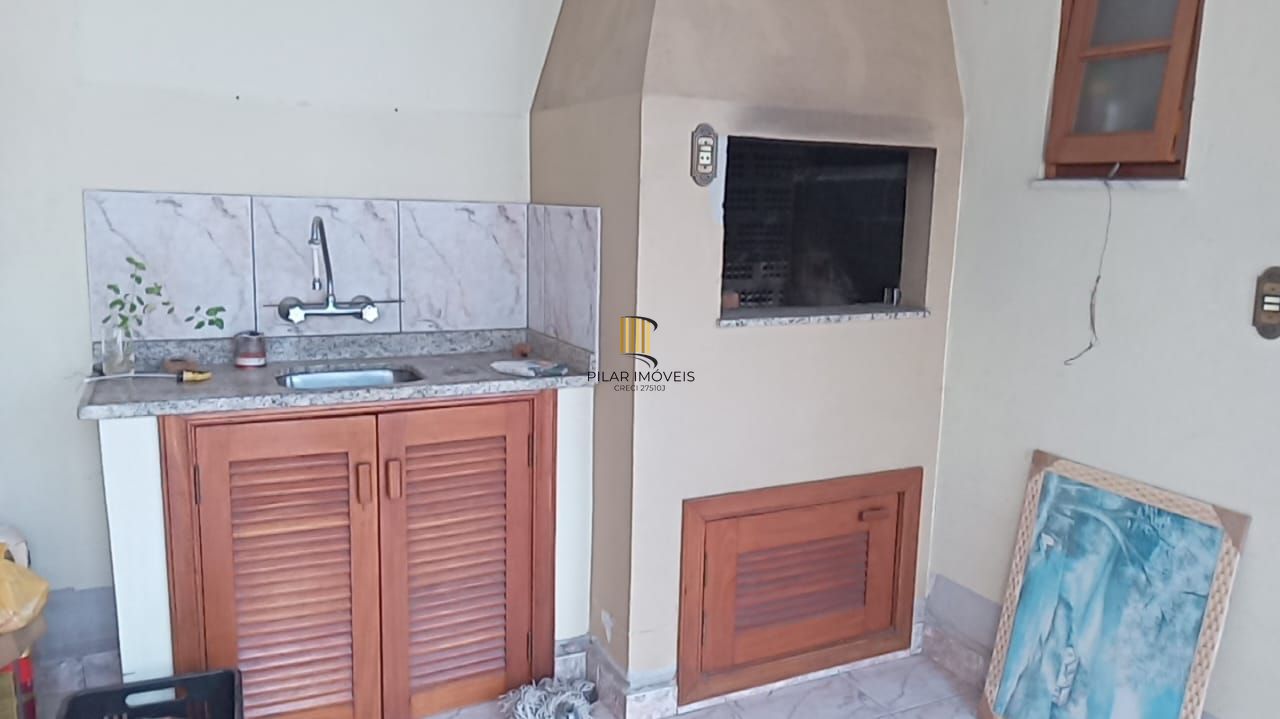 Casa 03 dormitórios, com páteo