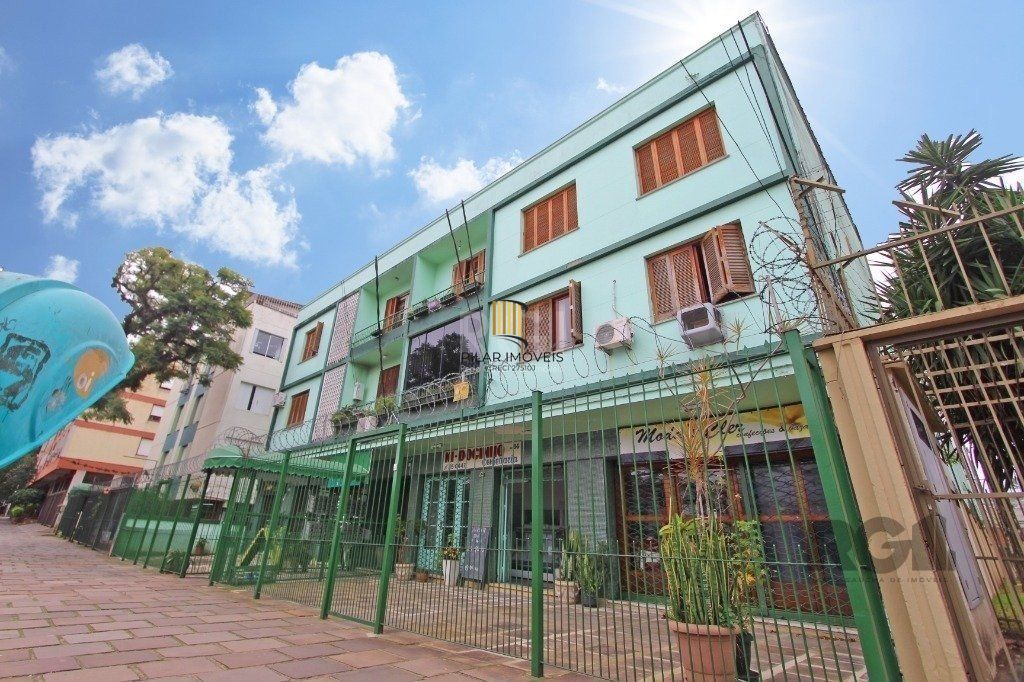 Apartamento de 2 dormitórios, mais 1 quarto de empregada, próximo a av. Teresópolis