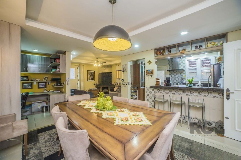 Casa de 4 dormitórios no bairro Glória