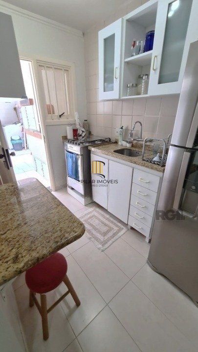 Casa em condomínio 110m² - 3 dormitórios sendo 1 suíte e 1 vaga de garagem no bairro Teresópolis