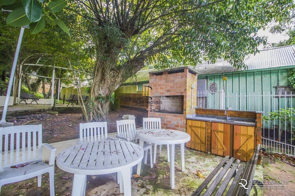 Casa em condomínio com 245m² - 3 dormitórios, 2 vagas no bairro Pedra Redonda