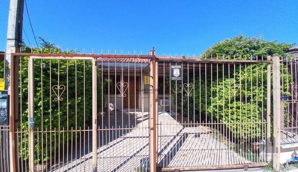 Casa de 2 dormitórios localizada no bairro Hípica