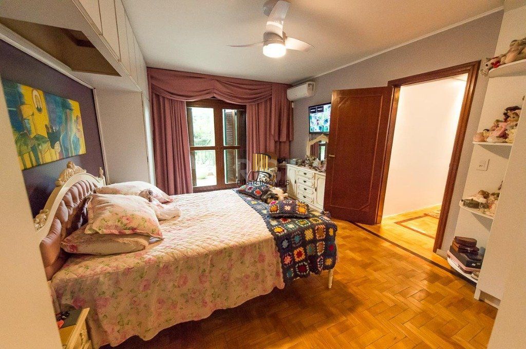 Casa para Venda - 317m², 5 dormitórios, sendo 1 suites, 2 vagas - Teresópolis