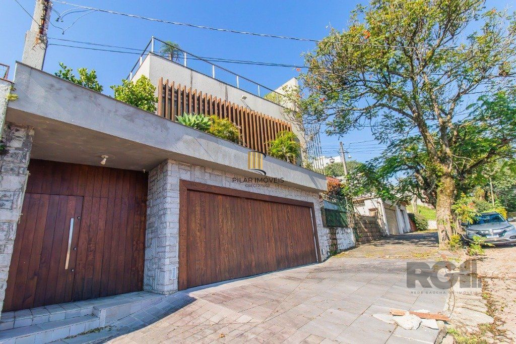 Casa com 4 dormitórios, 3 vagas no bairro Santo Antônio