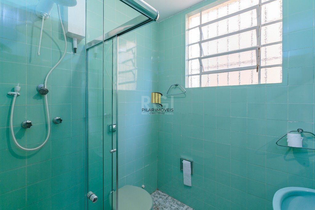 Casa 3 dormitórios com uma 1 suite, 2 banheiros, terraço, bem iluminada. Próxima ao Shopping Boubon Teresópilis