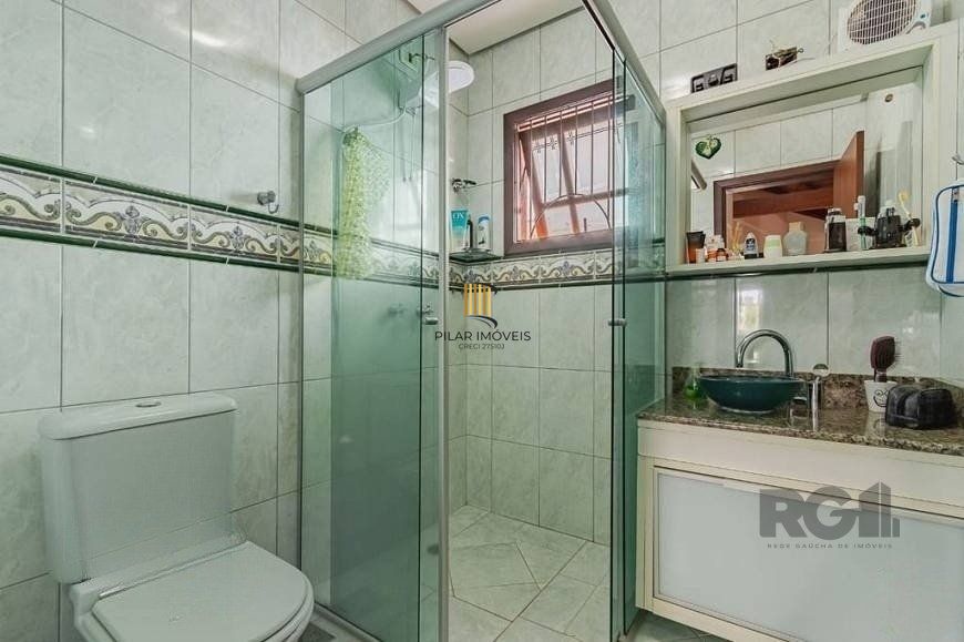 Excelente casa de 209m² com 3 dormitórios, piscina e 3 vagas de garagem.