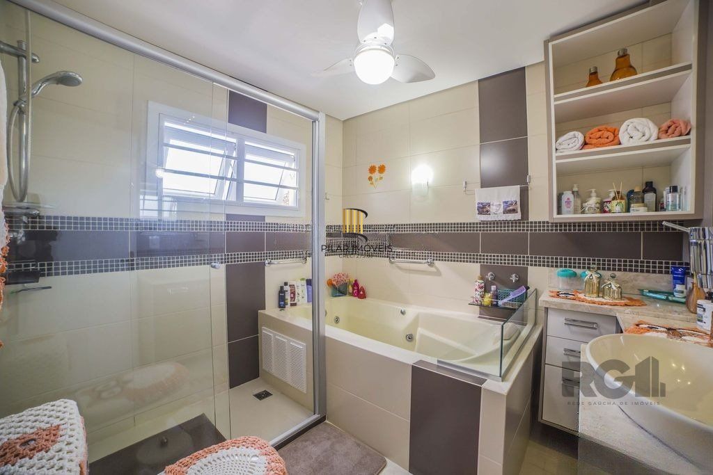 Casa de 4 dormitórios no bairro Glória