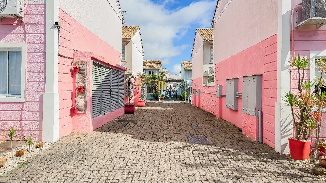 Casa em Condomínio de 2 dormitórios à venda em Sarandi, Porto Alegre.