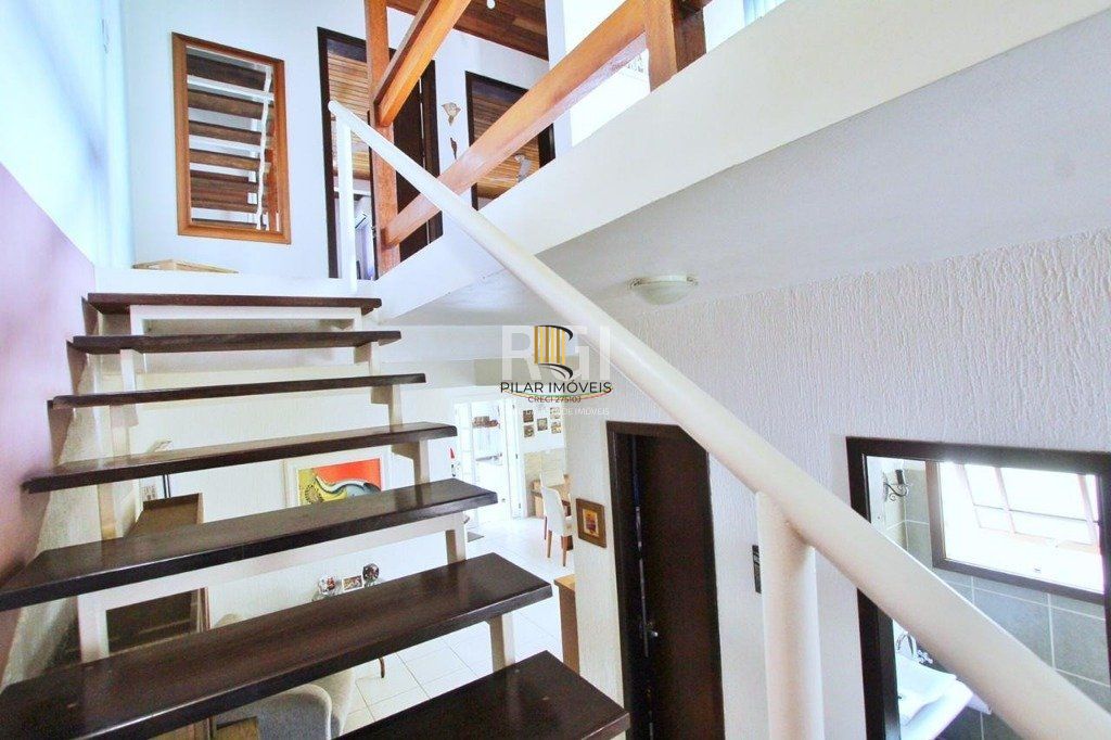 Casa para Venda - 260m², 5 dormitórios, sendo 2 suites, 4 vagas - Teresópolis